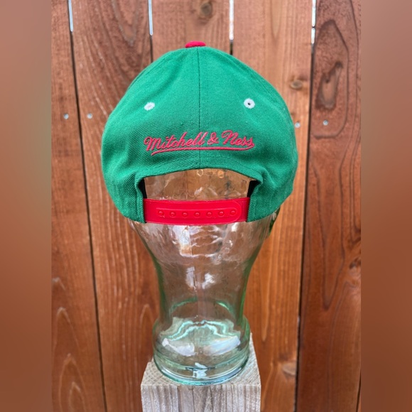 Milwaukee Bucks Mitchell & Ness SnapBack Hat - Picture 3 of 3